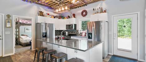 Réfrigérateur, micro-ondes, four, plaque de cuisson