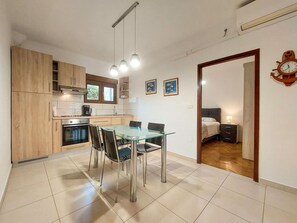 Dining - Nice apartment for 5 guests with WIFI, A/C, TV and terrace (Novi Vinodolski)