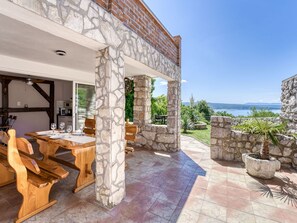 Outdoor dining - Wonderful private villa for 5 people with WIFI, A/C, TV, terrace and pets allowed (Crikvenica)