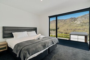 Appartement, 2 slaapkamers, uitzicht op rivier, uitzicht op gebergte | Individueel gedecoreerd, individueel gemeubileerd, een bureau