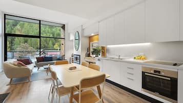 Full-size fridge, microwave, oven, stovetop