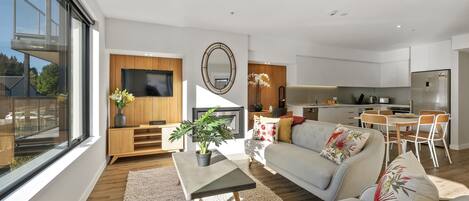 Apartamento Premium, 3 habitaciones, vistas a la montaña | Sala de estar | Televisión de 40 pulgadas con canales por satélite, una chimenea