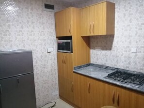 Kühlschrank, Mikrowelle, Herdplatte, Wasserkocher