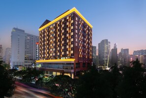 A multi-story hotel with a modern design, featuring numerous windows and a prominent entrance. - Ausotel Smart Zhujiang New Town Guangzhou (Guangzhou)