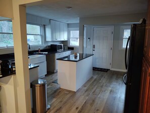 Køleskab, mikrobølgeovn, ovn, kogeplade