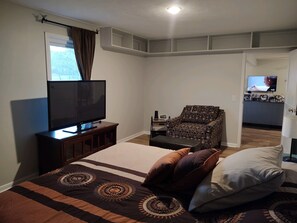 5 bedrooms, iron/ironing board, free WiFi, bed sheets