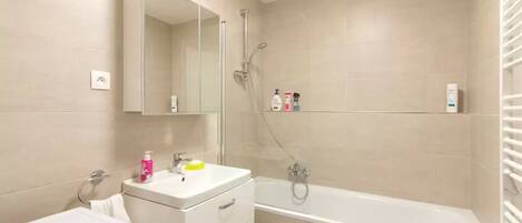 Hiustenkuivaaja, tohvelit, pyyhkeet, saippua