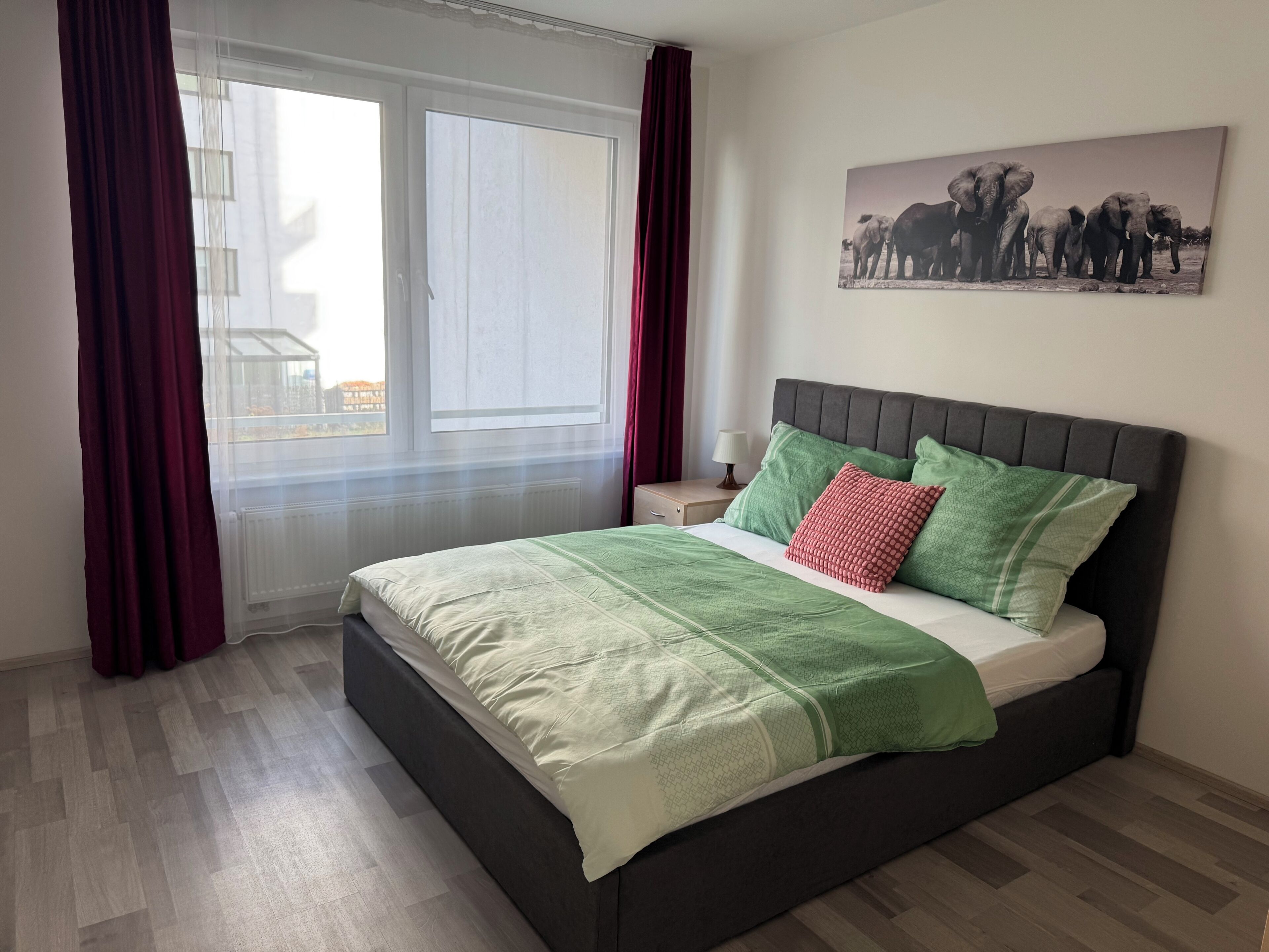 2 bedrooms, desk, iron/ironing board, WiFi
