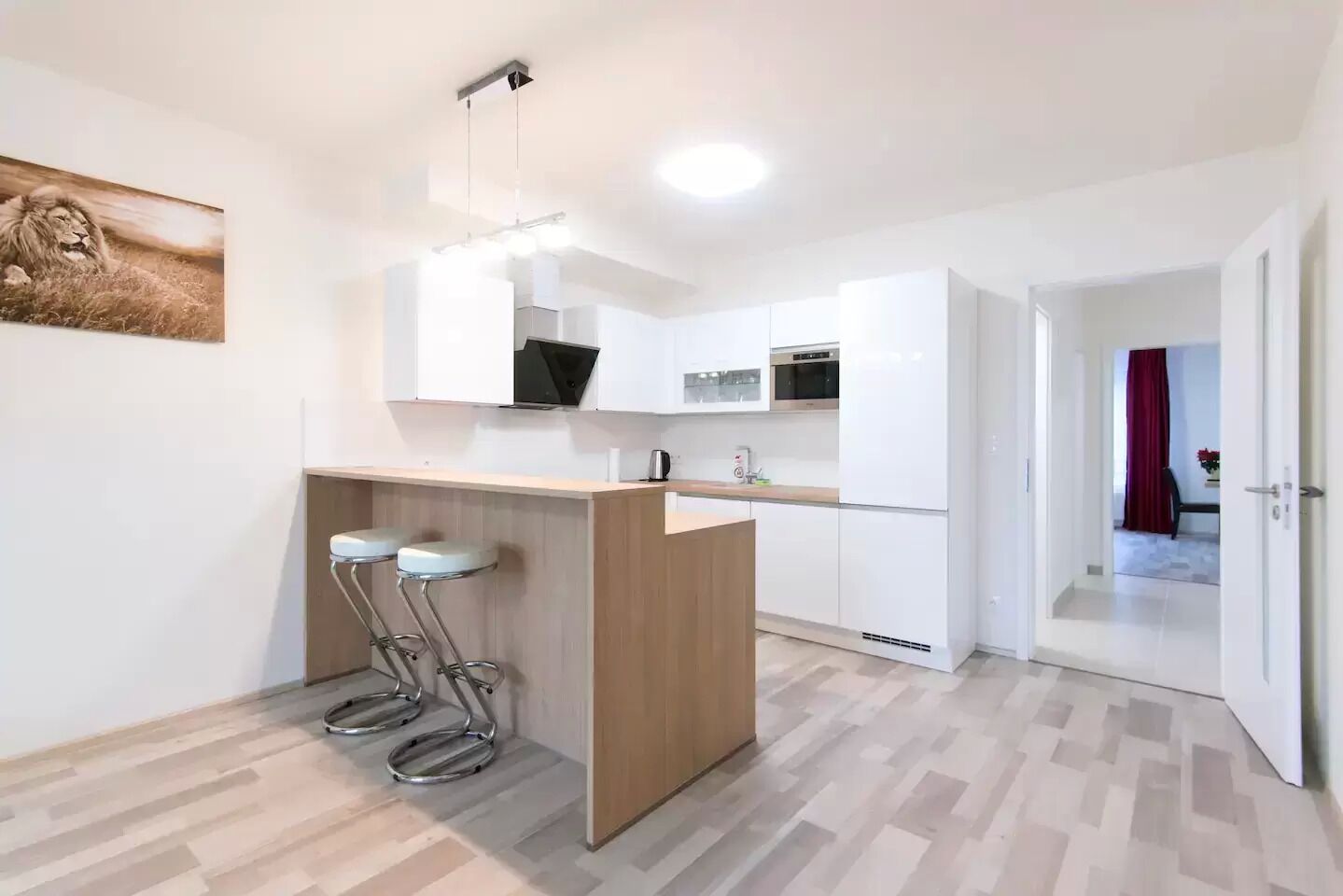 Kjøleskap, mikrobølgeovn, ovn og kokeplater