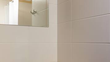 Regadera, secadora de cabello, toallas, jabón