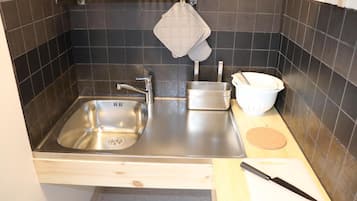 雪櫃、微波爐、咖啡機/沖茶器、電熱水壺