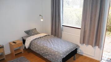 Escritorio, cortinas blackout, wifi gratis y ropa de cama