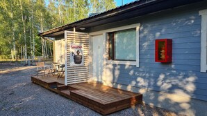 A sauna building with a wooden deck and a sign labeled "SAUNA". - Motelli Online Oy (Porvoo)