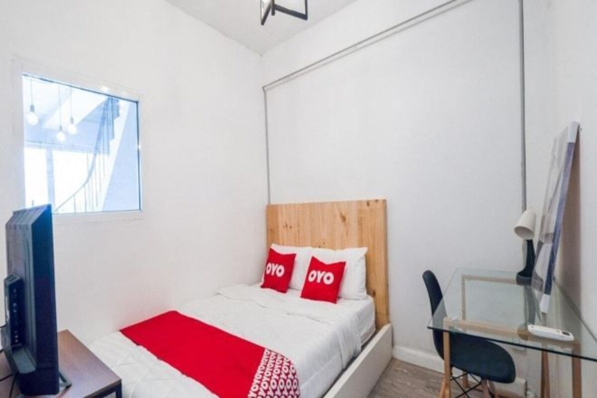 Private Double Room with Shared Washroom