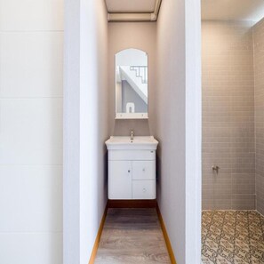 シャワー、タオル、トイレットペーパー