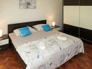 4 bedrooms, travel crib, free WiFi