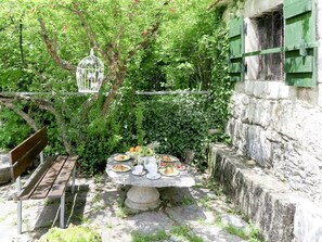 Outdoor dining - Beautiful private villa for 4 people with A/C, WIFI, TV, terrace and pets allowed (Solin)