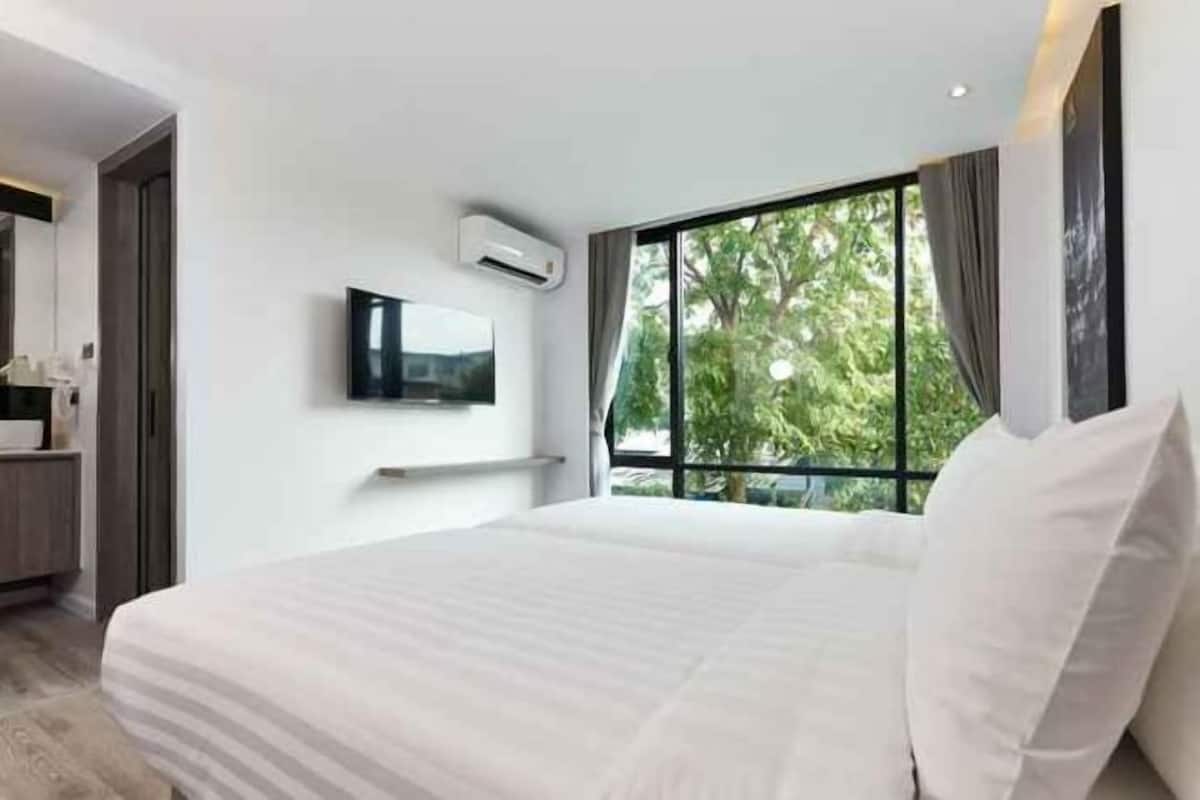 Minibar, caixa forta a l'habitació i escriptori