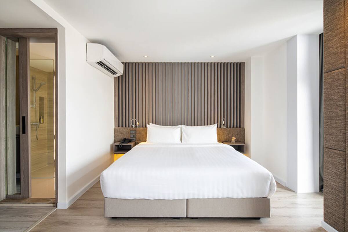 Deluxe Double Room | Minibar, in-room safe, desk, laptop workspace