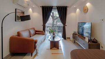 Apartamento, 1 cama King, sacada, vista para a cidade | Frigobar, cofres nos quartos, escrivaninha