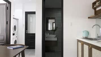 Deluxe Apartment, 2 Bedrooms, Balcony | Bathroom