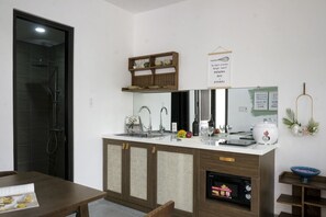 Apartemen Deluks, 2 kamar tidur, balkon | Dapur pribadi | Lemari es kecil, microwave, kompor, dan ketel listrik