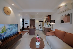 Apartamento, 1 cama King, sacada, vista para a cidade | Frigobar, cofres nos quartos, escrivaninha