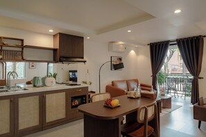 Apartamento, 1 cama King, sacada, vista para a cidade | Frigobar, cofres nos quartos, escrivaninha