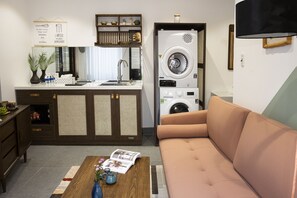 Een minibar, een kluis op de kamer, een bureau, een laptopwerkplek