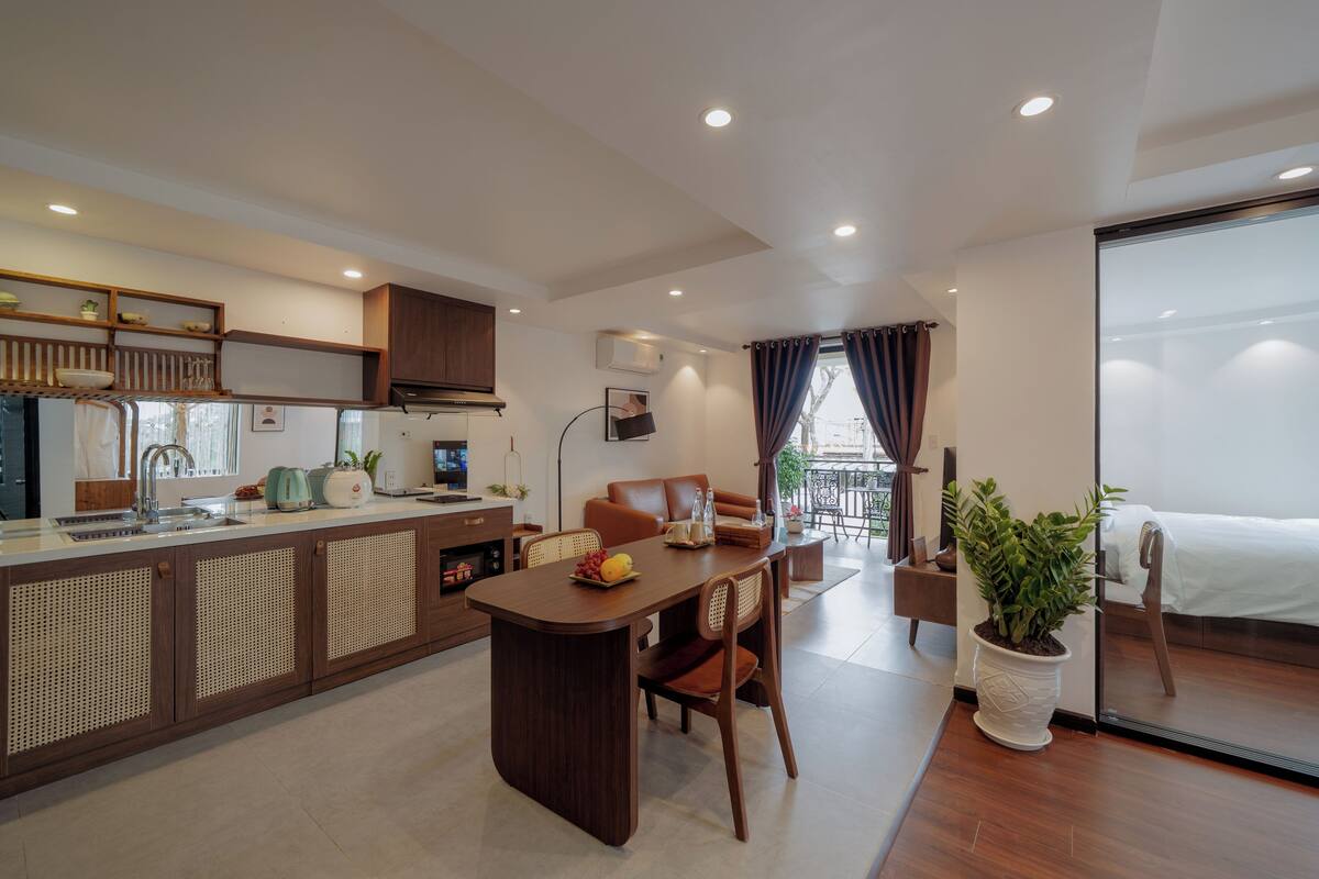 Apartment, 1 King Bed, Balcony, City View
