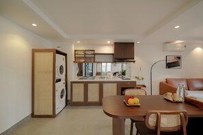 Apartamento, 1 cama King, sacada, vista para a cidade | Frigobar, cofres nos quartos, escrivaninha