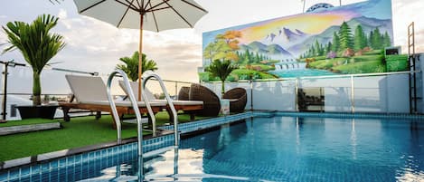 Una piscina al aire libre