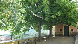 A park bench area with a view of a hillside. - Beautiful private villa for 5 people with pool, TV, terrace and pets allowed (Dolcedo)