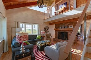 Smart TV, chimenea, tenis de mesa y libros 