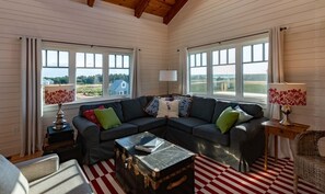 Smart TV, chimenea, tenis de mesa y libros 