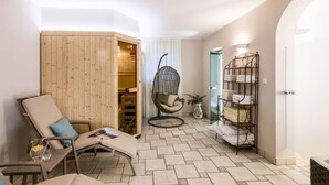 A cozy room with a wooden wardrobe, a hanging chair, a shelf with towels, and a tiled floor. - Lovely apartment for 3 guests with A/C, hot tub, pool, WIFI, TV, terrace and pets allowed (Burgstall)