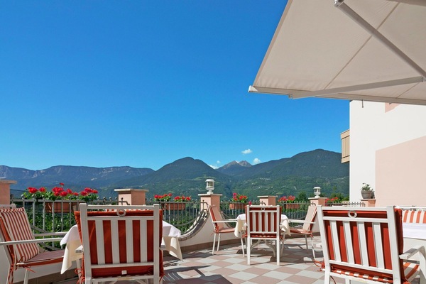 Himmel, Möbel, Eigentum, Tabelle, Stuhl, Azurblau, Tisch Im Freien, Holz, Schatten, Gartenmöbel