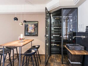 Dining - Cosy apartment for 3 guests with pool, hot tub, A/C, WIFI, TV, balcony and pets allowed (Burgstall)