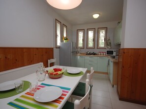 Mikrowelle, Ofen, Hochstuhl, Esstisch