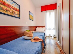 3 habitaciones, cuna de viaje y ropa de cama 