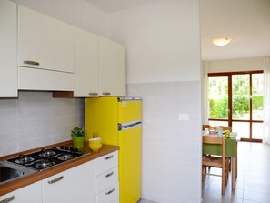 Mikrowelle, Hochstuhl, Gefrierschrank, Esstisch