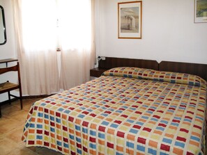 2 quartos, berço de viagem, roupa de cama
