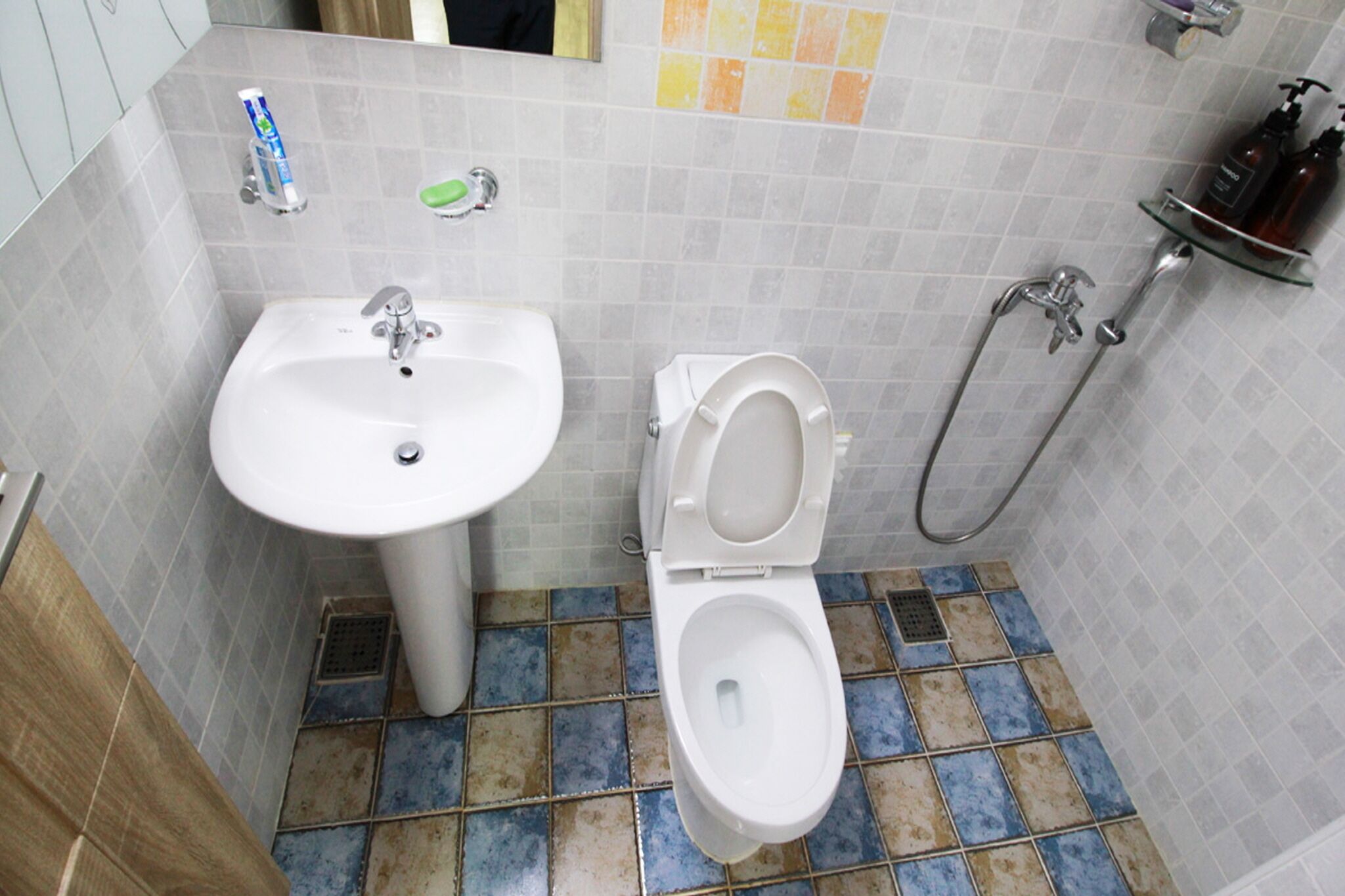 Un baño con lavabo, inodoro y ducha.
