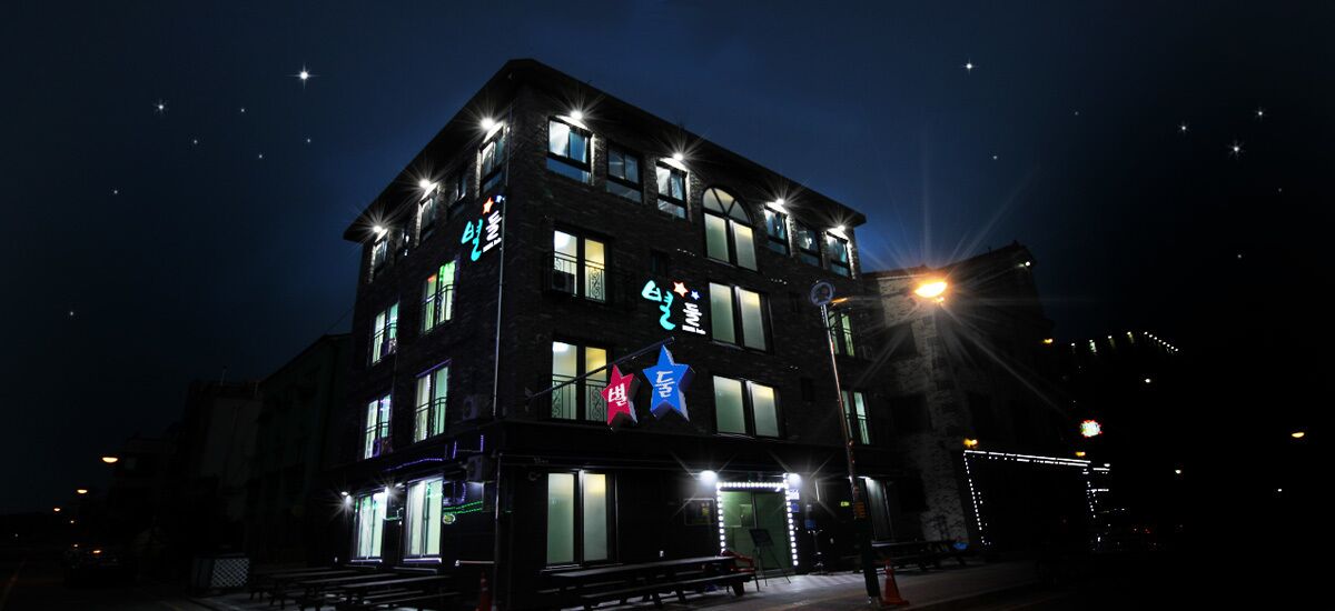 Façade de l’hébergement - soirée/nuit