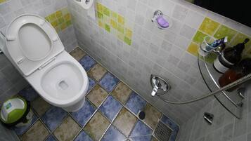 Douche, articles de toilette gratuits, sèche-cheveux