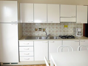 Microondas, periquera y comedor 