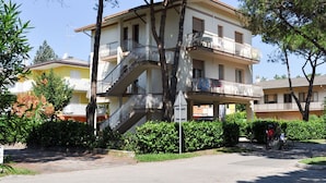 A multi-story building with balconies and a central staircase. - Nice apartment for 5 guests with A/C, TV, balcony and pets allowed (Ca Grande Pineda)