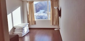 Room (Ondol) | Free WiFi - The White View Pension (Pyeongchang)
