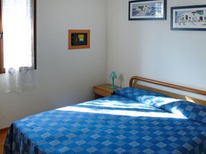 2 Schlafzimmer, Reisekinderbett, Bettwäsche