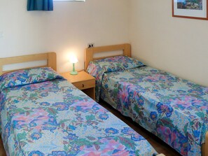 2 chambres, lit de bébé portatif, literie fournie